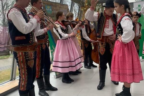 Międzypokoleniowe spotkanie w Zakładzie Opieki Długoterminowej Szpitala Rydygiera w Makowie Podhalańskim