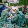 Po raz pierwszy dwa zespoły onkologiczne – torakochirurgów ze Szpitala Jana Pawła II i ortopedów ze Szpitala Rydygiera razem przy stole operacyjnym.
