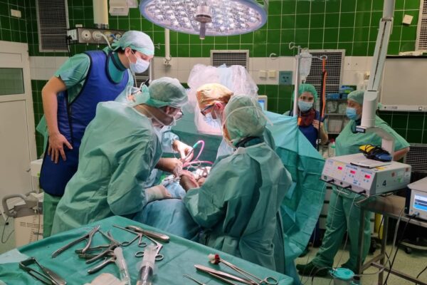 Po raz pierwszy dwa zespoły onkologiczne – torakochirurgów ze Szpitala Jana Pawła II i ortopedów ze Szpitala Rydygiera razem przy stole operacyjnym.