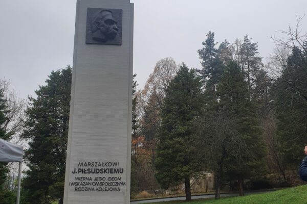 Uroczyste odsłonięcie pomnika Marszałka Piłsudskiego przed Zakładem Opieki Długoterminowej w Makowie Podhalańskim